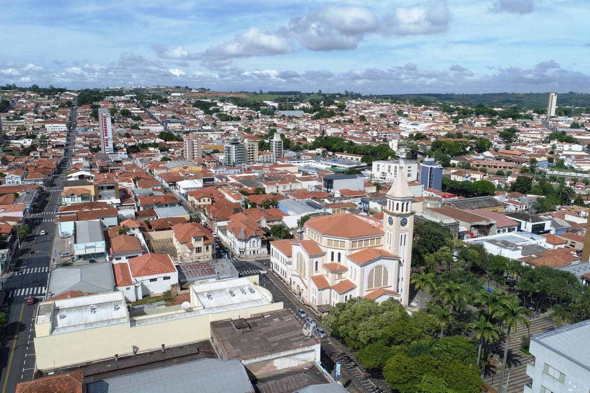 Vista aérea do centro de Itapira, com a Igreja Matriz em primeiro plano